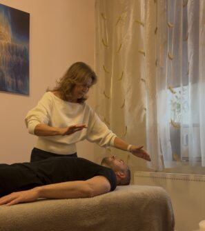 Terapeutka provádí Rekonektivní léčení - bezdotyková metoda energetické harmonizace těla